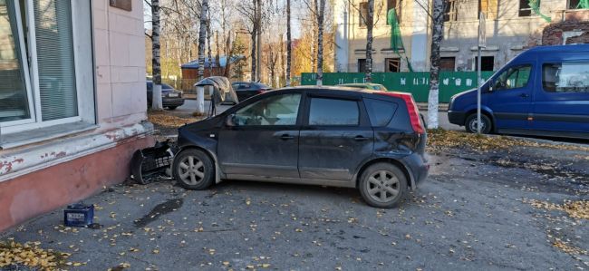 В Ухте водитель Nissan Note въехал в жилой дом